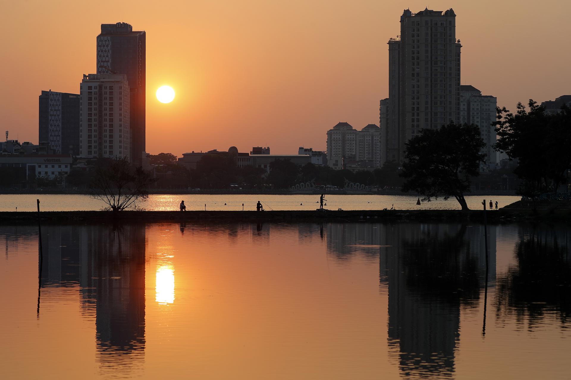 Fotografía de archivo, tomada el 17/05/2023, que muestra a personas pescando en Hanói, durante una ola de calor en el norte de Vietnam. EFE/EPA/LUONG THAI LINH