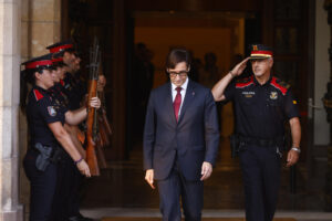 Imagen de archivo (08/08/2024).- El líder del PSC Salvador Illa abandona el Parlament tras ser investido president en el pleno del debate de investidura que se celebró este jueves en el Parlament de Catalunya. EFE/Quique García