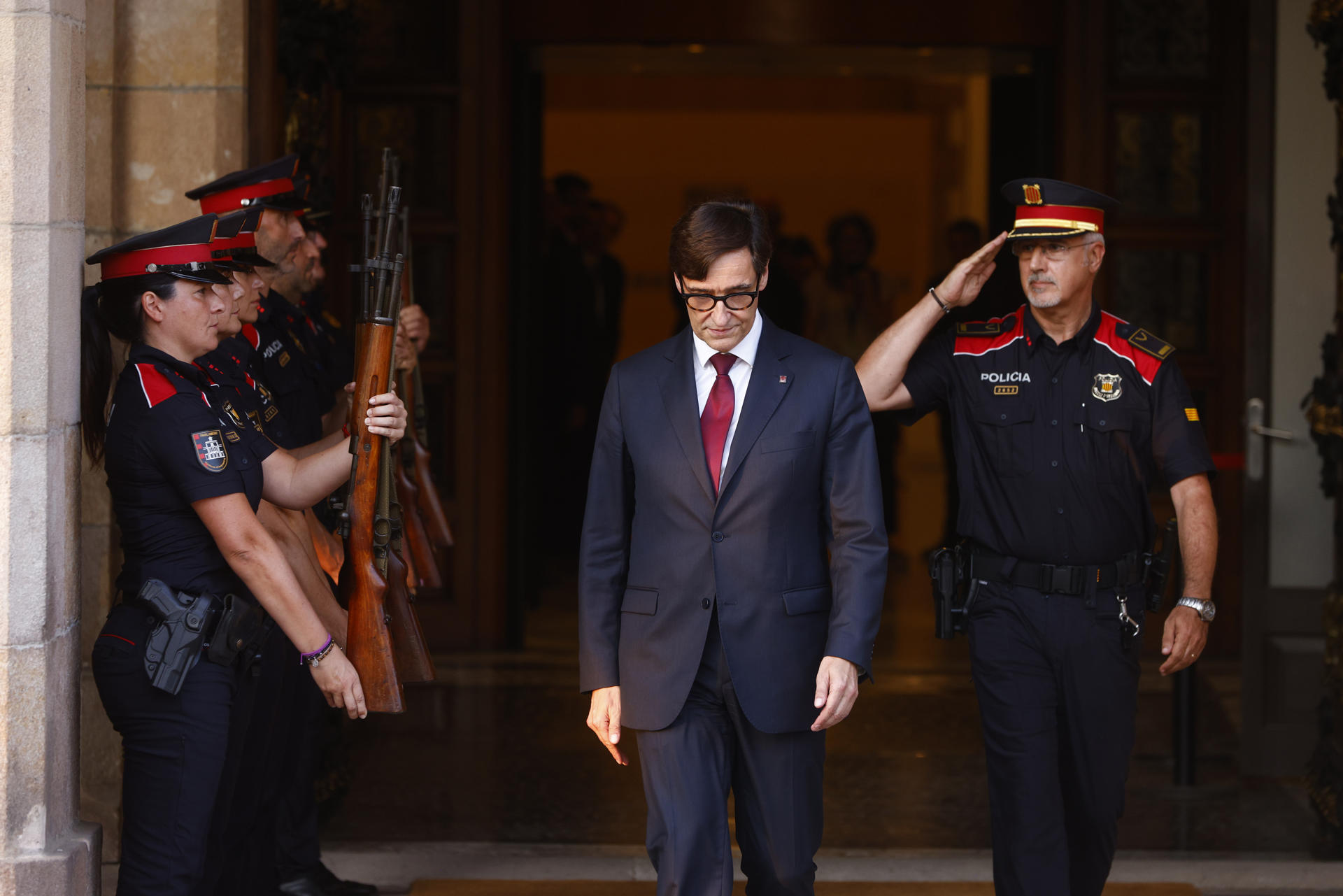 Imagen de archivo (08/08/2024).- El líder del PSC Salvador Illa abandona el Parlament tras ser investido president en el pleno del debate de investidura que se celebró este jueves en el Parlament de Catalunya. EFE/Quique García