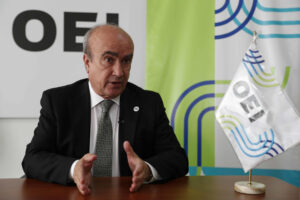 Fotografía de archivo del secretario general de la Organización de Estados Iberoamericanos (OEI), el español Mariano Jabonero, durante una entrevista con Efe en la sede de la organización, en Lima (Perú). EFE/Paolo Aguilar
