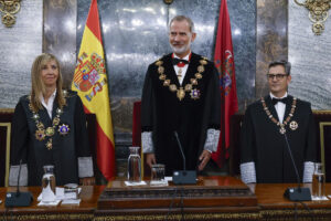 MADRID, 05/09/2024.- Imagen de archivo del rey Felipe (c), la presidenta del CGPJ Isabel Perelló (i), y el ministro de Justicia Félix Bolaños, en el Tribunal Supremo, en septiembre de 2024 en la apertura del año judicial. EFE/ J.J. Guillén POOL