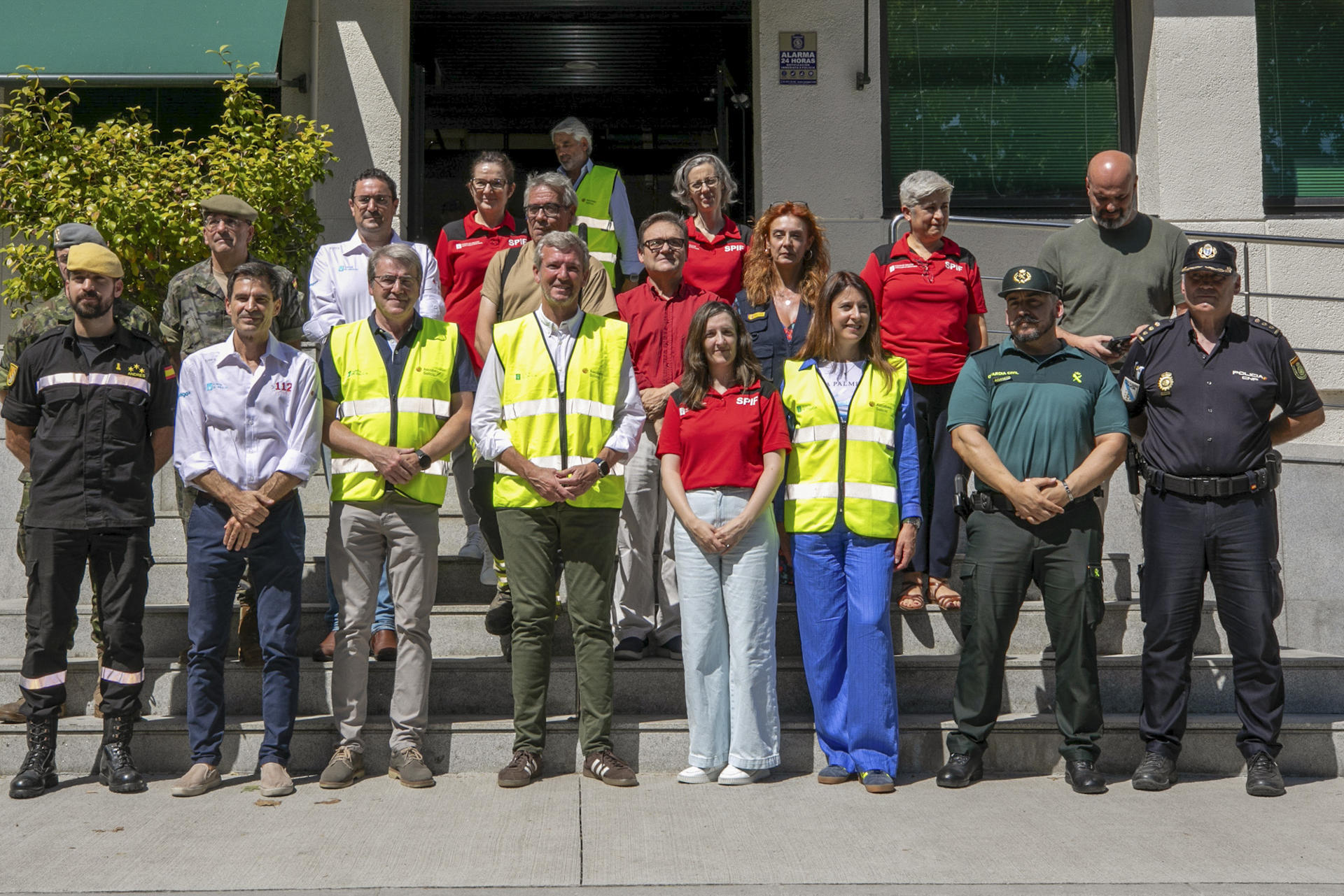 El presidente de la Xunta de Galicia, Alfonso Rueda (4-i), visita este martes el Centro de Coordinación Operativa en Ourense para hacer un seguimiento de los incendios forestales. EFE/Ana Varela

