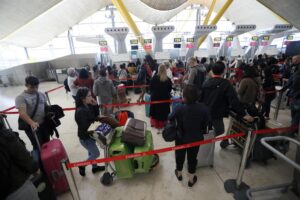 Imagen de archivo de viajeros en el aeropuerto de Madrid. EFE/Alvarado