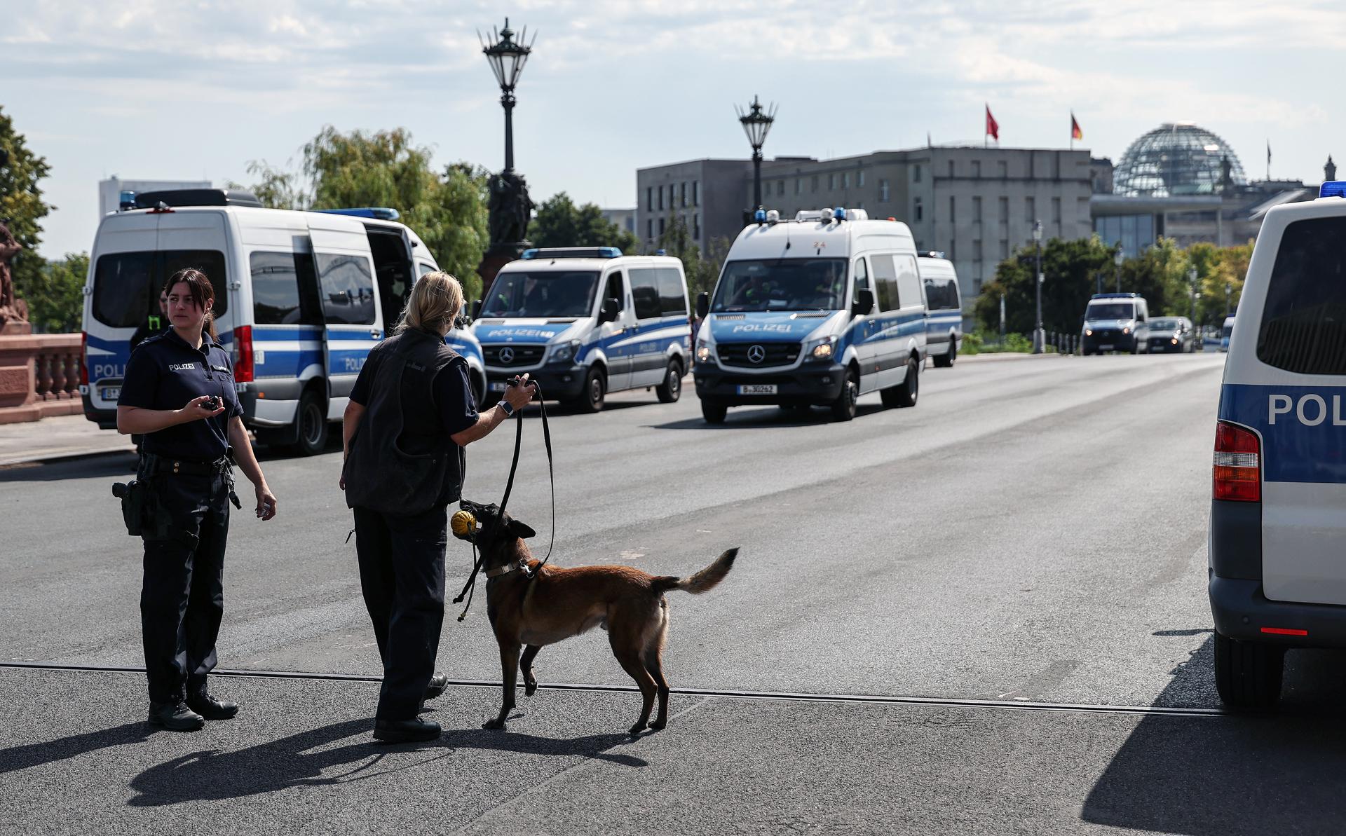 La policía asegura el área alrededor de la Cancillería con motivo de la visita del presidente ucraniano, Volodímir Zelenski, en Berlín, Alemania, el 13 de agosto de 2025. EFE/EPA/FILIP SINGER / POOL
