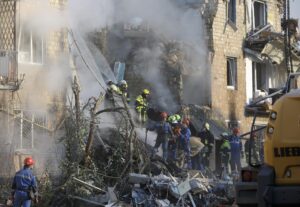 Equipos de rescate ucranianos trabajan en el lugar de un ataque ruso contra un edificio en Kiev 28 de agosto de 2025. Al menos 14 personas murieron, incluidos 3 niños, y 38 resultaron heridas. EFE/SERGEY DOLZHENKO