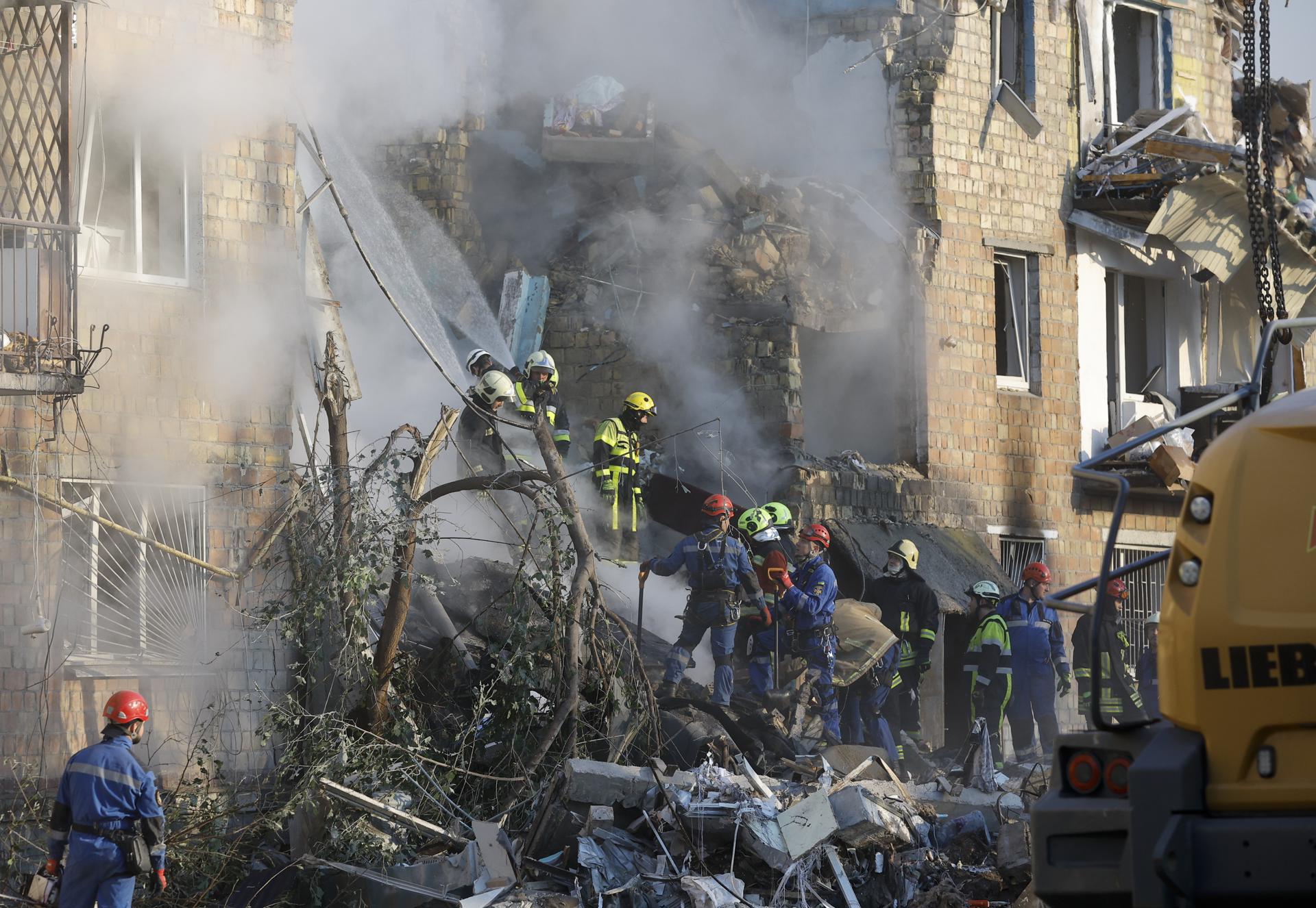 Equipos de rescate ucranianos trabajan en el lugar de un ataque ruso contra un edificio en Kiev 28 de agosto de 2025. Al menos 14 personas murieron, incluidos 3 niños, y 38 resultaron heridas. EFE/SERGEY DOLZHENKO