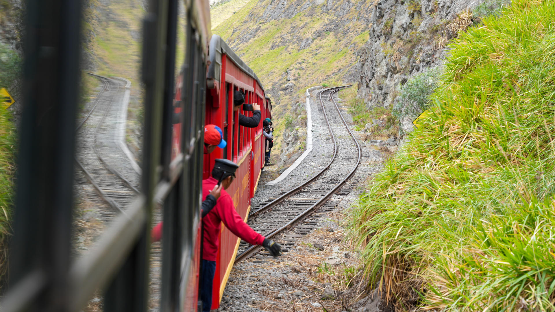 Fotografía cedida por el Ministerio de Transporte y Obras Públicas de Ecuador de un tren recorriendo la reinaugurada ruta ferroviaria de la Nariz del Diablo, en Alausí (Ecuador). EFE/ Ministerio de Transporte y Obras Públicas de Ecuador
