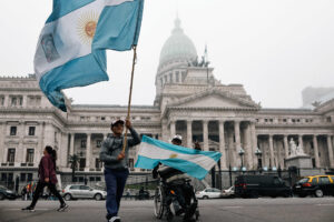Foto de archivo de personas sostienen banderas a las afueras del Senado en Buenos Aires (Argentina). EFE/ Juan Ignacio Roncoroni