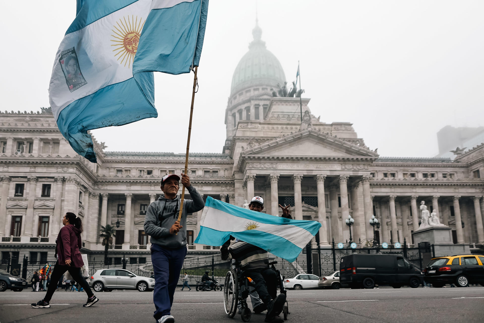 Foto de archivo de personas sostienen banderas a las afueras del Senado en Buenos Aires (Argentina). EFE/ Juan Ignacio Roncoroni
