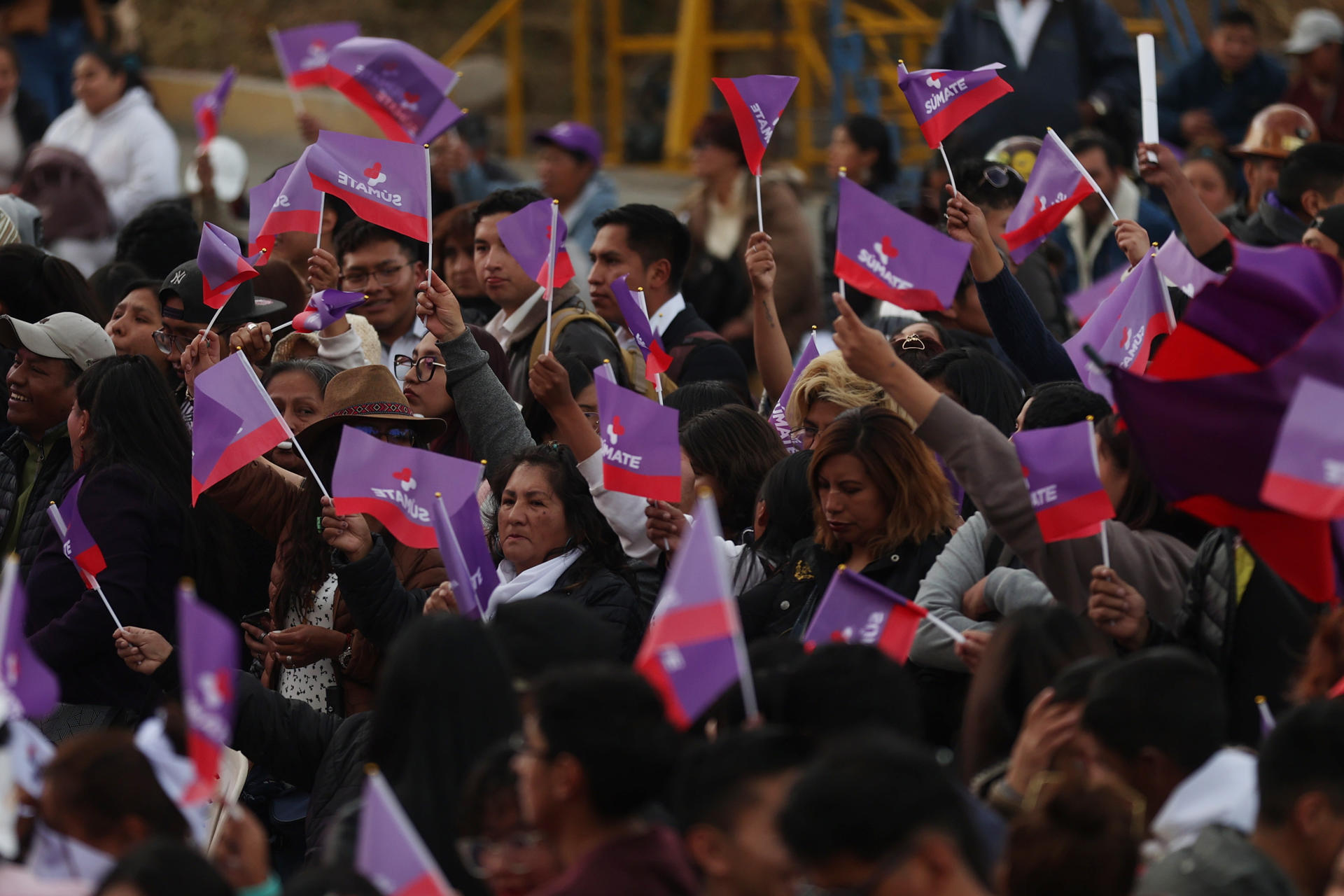 Simpatizantes del partido APB Súmate participan en el cierre de campaña electoral del candidato a la Presidencia de Bolivia por el partido APB Súmate, Manfred Reyes Villa, este lunes, en La Paz (Bolivia). EFE/Luis Gandarillas