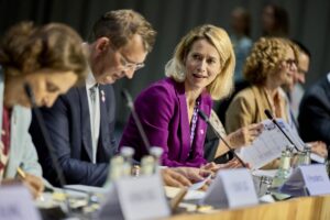 La Alta Representante de la Unión Europea para Asuntos Exteriores y Política de Seguridad Kaja Kallas (C-R) y el Ministro de Defensa de Dinamarca Troels Lund Poulsen (C-L) asisten a la sesión de trabajo durante la reunión informal de ministros de Defensa de la UE en Copenhague, Dinamarca, 29 de agosto de 2025. (Dinamarca, Copenhague) EFE/EPA/THOMAS TRAASDAHL DENMARK OUT