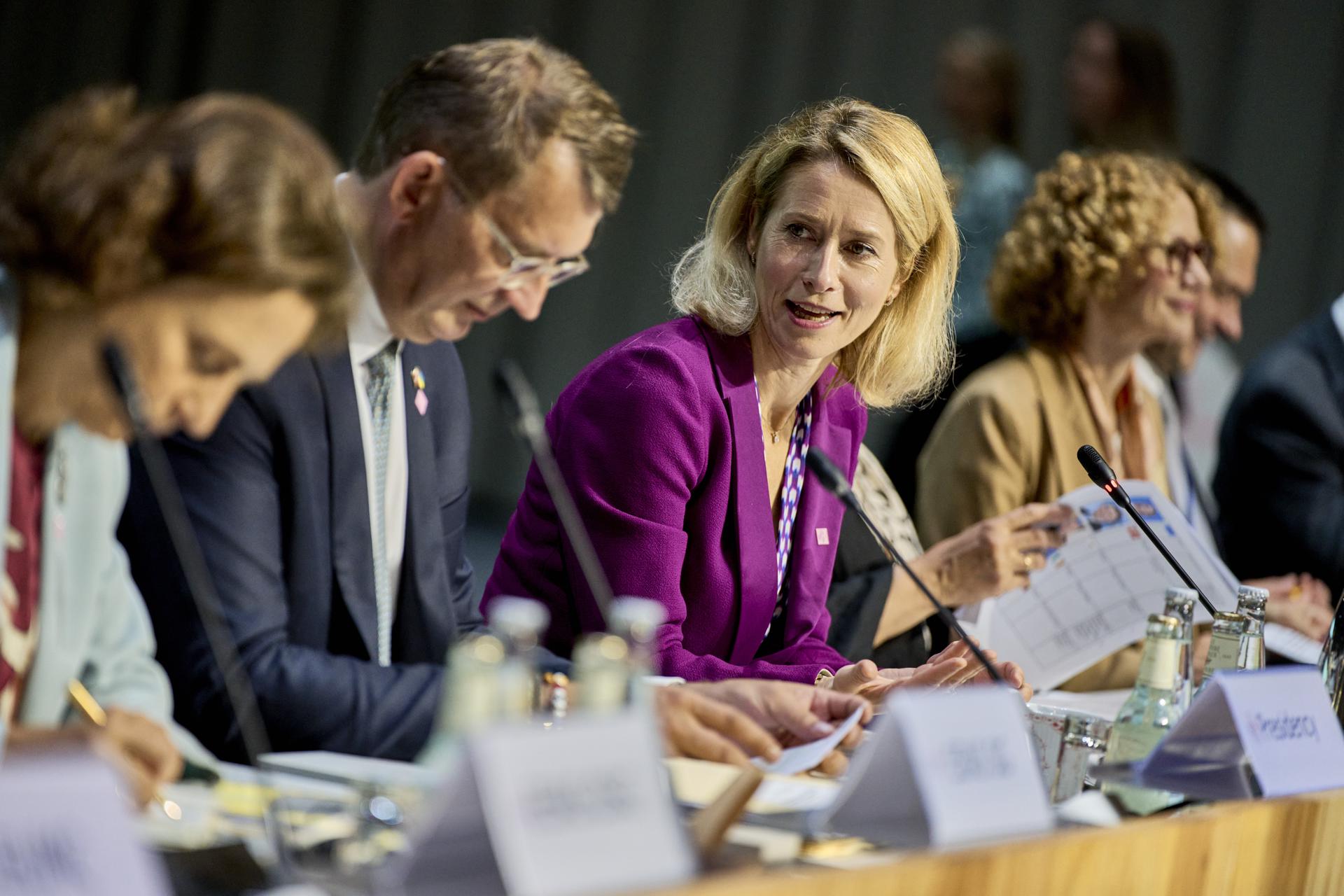 La Alta Representante de la Unión Europea para Asuntos Exteriores y Política de Seguridad Kaja Kallas (C-R) y el Ministro de Defensa de Dinamarca Troels Lund Poulsen (C-L) asisten a la sesión de trabajo durante la reunión informal de ministros de Defensa de la UE en Copenhague, Dinamarca, 29 de agosto de 2025. (Dinamarca, Copenhague) EFE/EPA/THOMAS TRAASDAHL DENMARK OUT