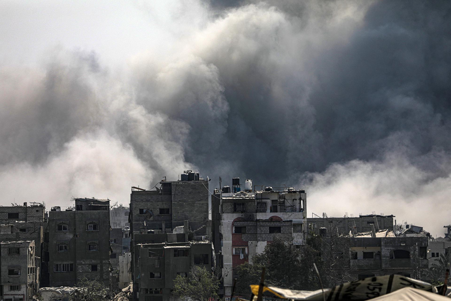 El humo se eleva tras un ataque aéreo israelí en el este del barrio de Sheikh Redwan de la ciudad de Gaza, el 30 de agosto de 2025. EFE/EPA/MOHAMMED SABER