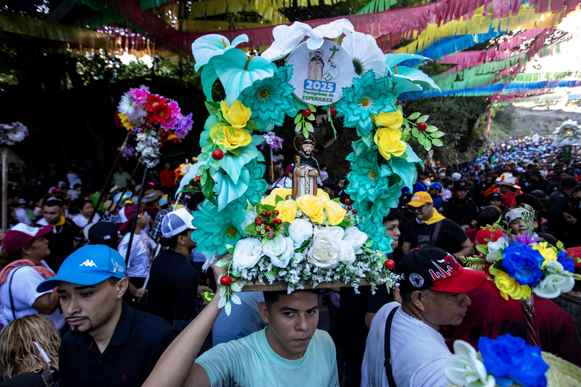 Personas participan en la tradición de 'Los Diablitos Negros', durante las fiestas de Santo Domingo este viernes, en Managua (Nicaragua). EFE/ STR