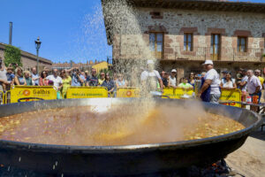 Paella gigante cocinada para 500 personas, y cuya recaudación se destinará a apoyar a las zonas de la Comunidad Valenciana afectadas por la DANA que azotó el Levante a finales del año pasado, dentro del festival gastronómico 'Mama', que organiza el chef Francis Paniego en la localidad riojana de Ezcaray. EFE/Raquel Manzanares