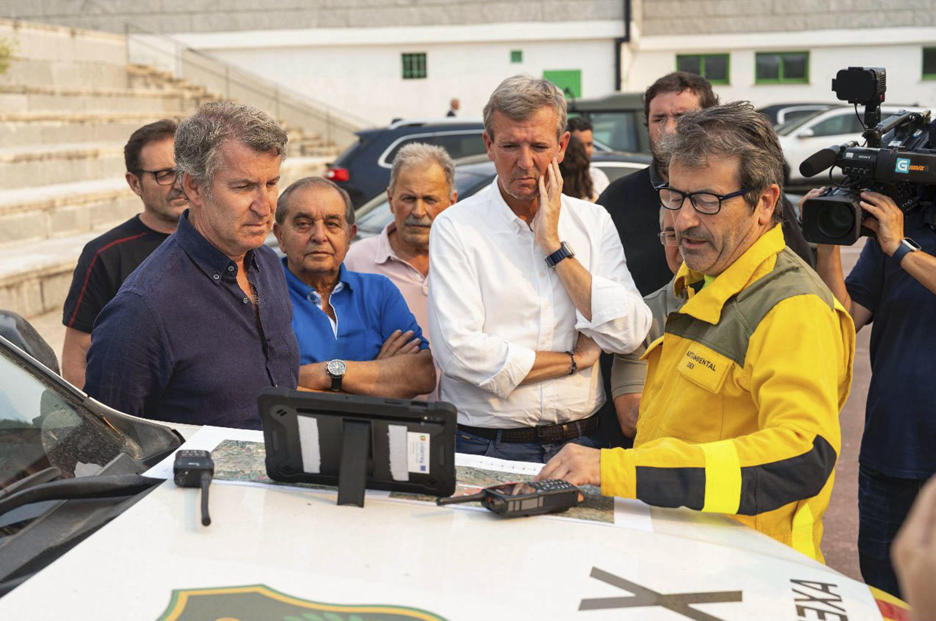 El presidente del Partido Popular, Alberto Núñez Feijóo (2i), visita esta tarde el puesto de control de mando avanzado de extinción de incendios de Chandrexa de Queixa (Ourense) junto al presidente de la Xunta de Galicia, Alfonso Rueda (5i). EFE/Tarek/PP SOLO USO EDITORIAL/SOLO DISPONIBLE PARA ILUSTRAR LA NOTICIA QUE ACOMPAÑA (CRÉDITO OBLIGATORIO)