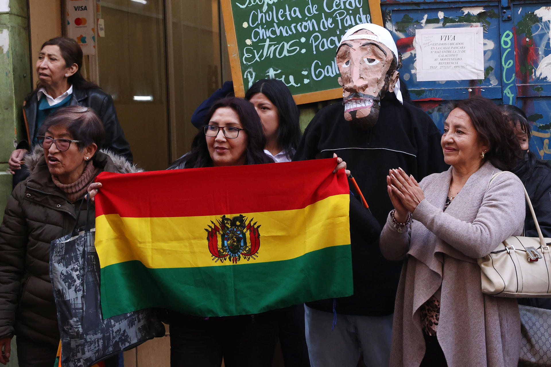 Simpatizantes del gobernador suspendido Luis Fernando Camacho, rezan por su libertad este lunes, en La Paz (Bolivia). EFE/ Luis Gandarillas