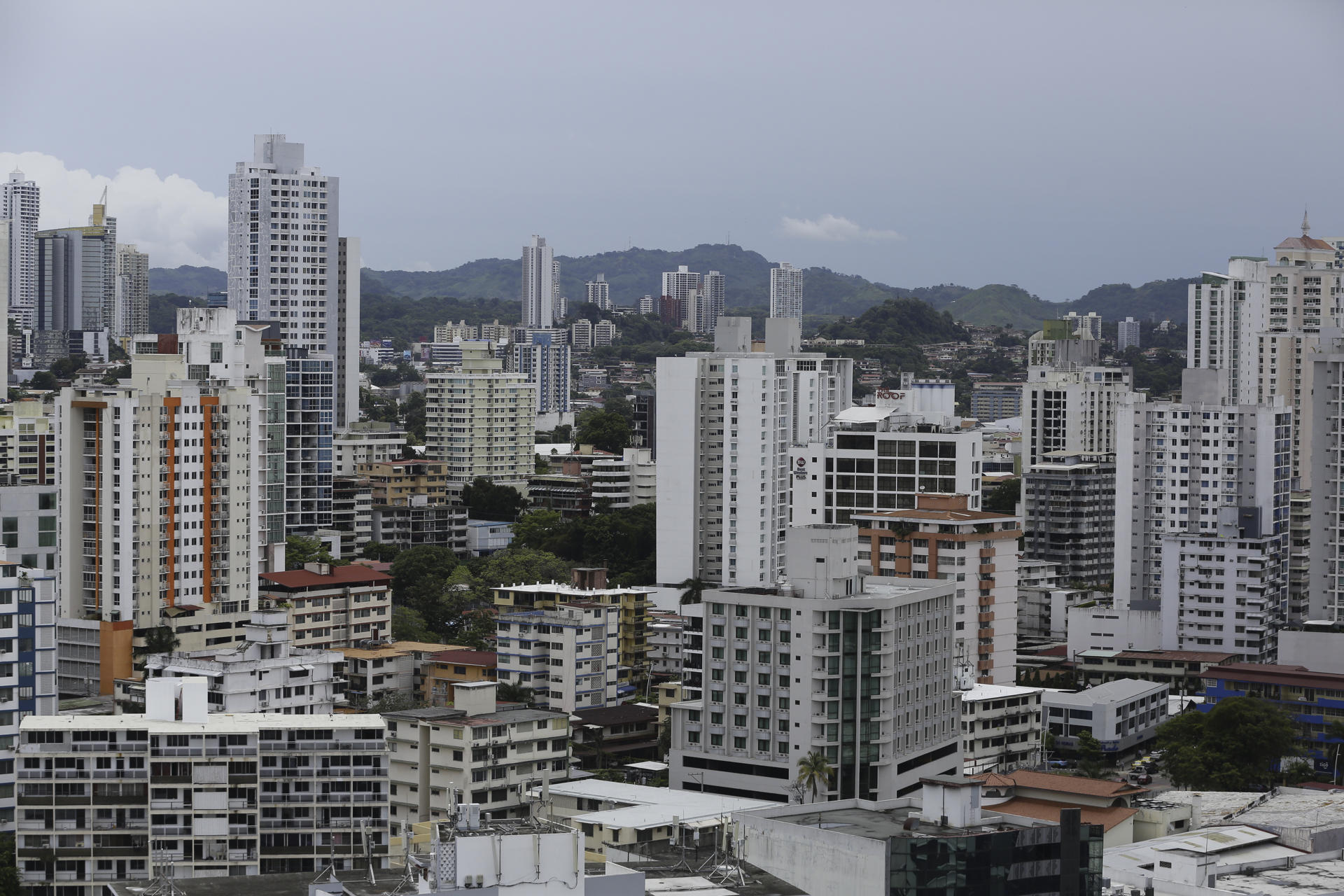 Panorámica de archivo de una zona con edificios en Ciudad de Panamá. EFE/ Carlos Lemos