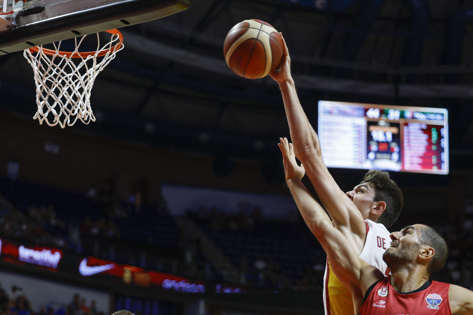 El base de la selección española de baloncesto Sergio de Larrea (i) lucha con Diogo Gameiro, de la selección de Portugal, durante el partido preparatorio para el Eurobasket 2025 que los combinados de Portugal y España juegan hoy martes en el Palacio José María Martín Carpena, en Málaga. EFE/Jorge Zapata