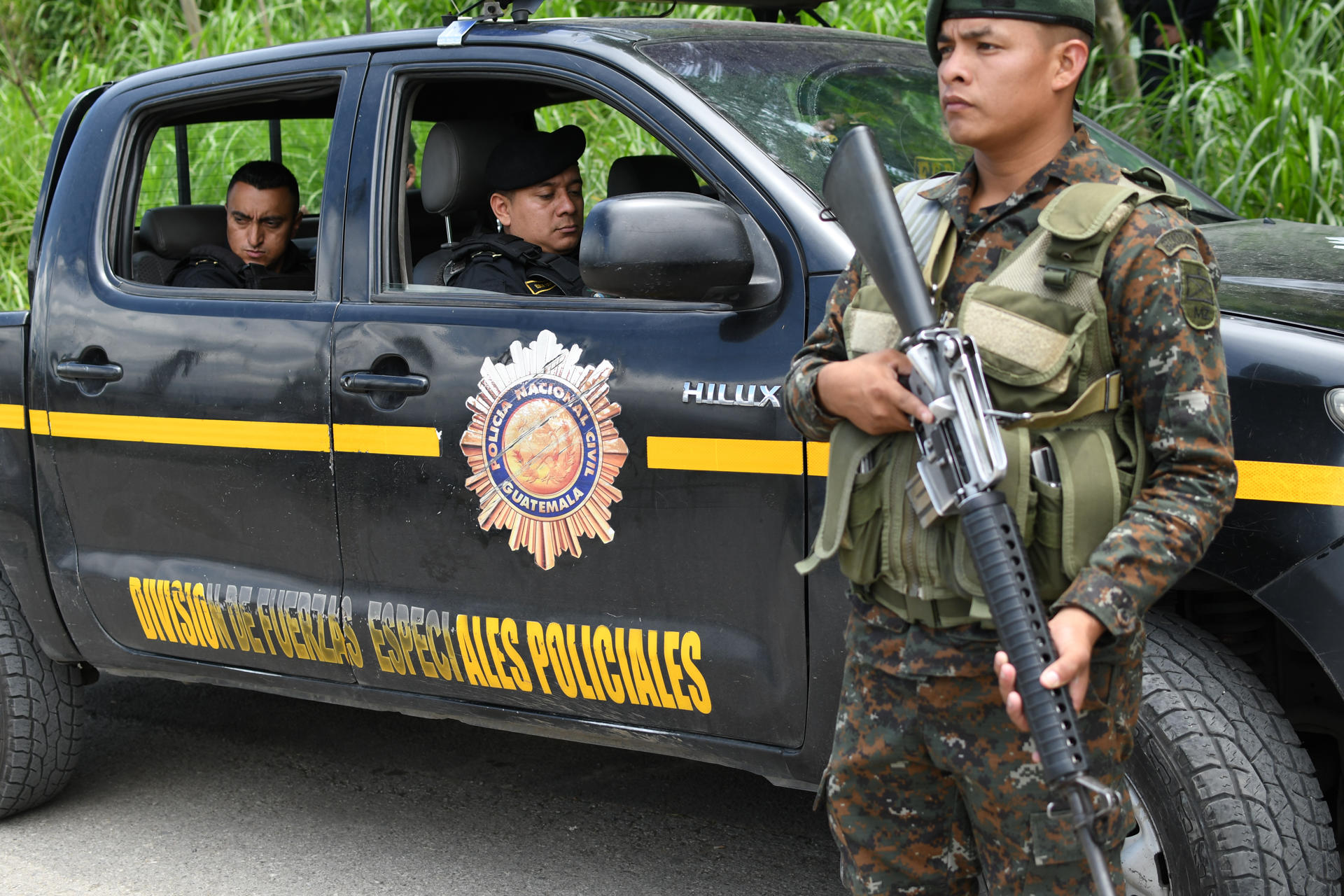 Fotografía del 12 de agosto de 2025 de integrantes de la División de Fuerzas Especiales de la Policía de Guatemala patrullando en medio de un operativo en Ciudad de Guatemala (Guatemala). EFE/ Alex Cruz