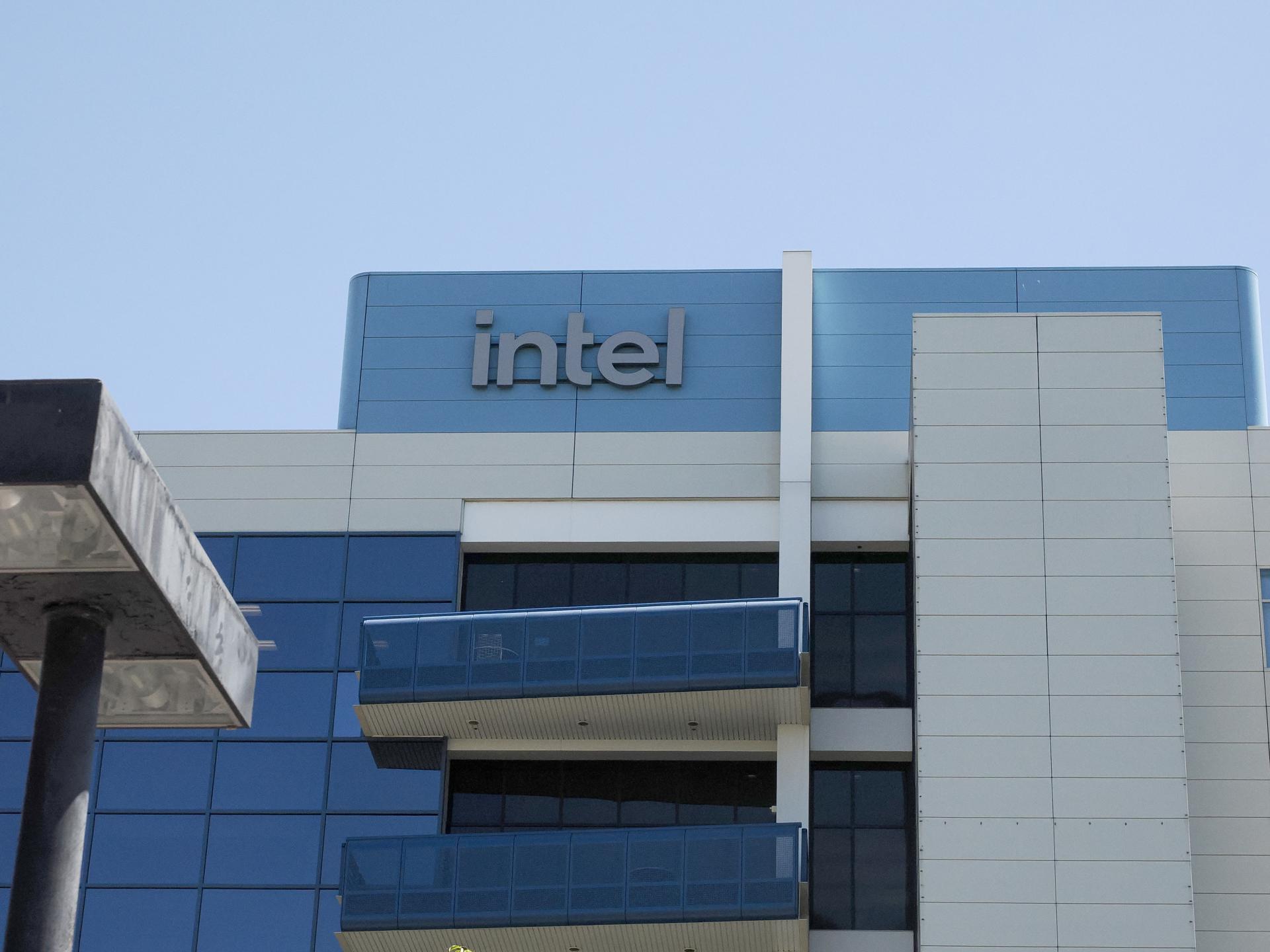 Fotografía de archivo del exterior de la sede corporativa de Intel Santa Clara, California (Estados Unidos). EFE/ John G. Mabanglo
