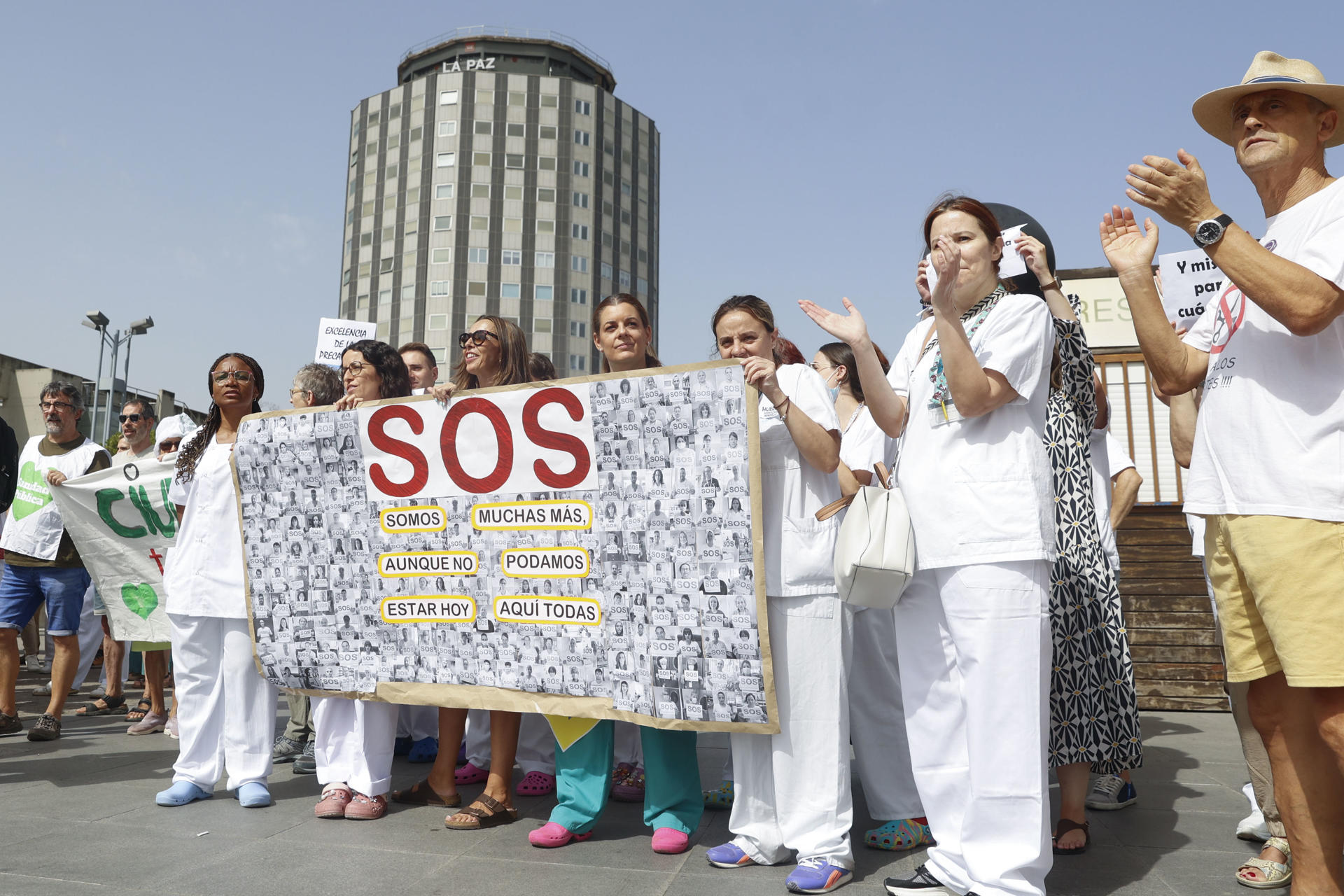 El Sindicato de Trabajadores en Red (TERE) ha convocado una huelga de veinticuatro horas en el Hospital La Paz, desde las 8 de la mañana de este martes, 26 de agosto, a la misma hora del miércoles 27, para llamar la atención sobre "la dramática falta de personal" que sufre ese hospital en verano. En la imagen, profesionales del centro durante la concentración celebrada este martes a las puertas del hospital. EFE/Mario Morón