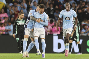 El centrocampista del Celta Hugo Álvarez (c) celebra con Mihailo Ristic (i) tras marcar ante el Betis. EFE/Salvador Sas
