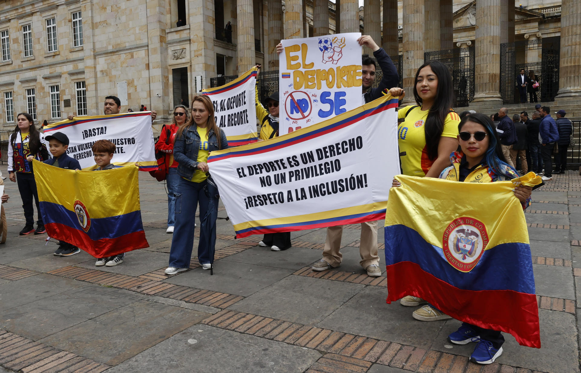 Deportistas de alto rendimiento protestan para exigir que se detengan los recortes presupuestales al deporte frente al Congreso de Colombia, en Bogotá (Colombia). EFE/ Mauricio Dueñas Castañeda
