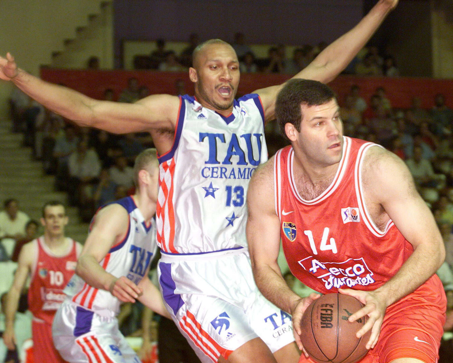 Fotografía de Gustavo Cuevas, en la que puede verse en una imagen de archivo de 2001 al entonces jugador del Estudiantes Alfonso Reyes, hoy presidente de la Asociación de Baloncestistas Profesionales (ABP). EFE
