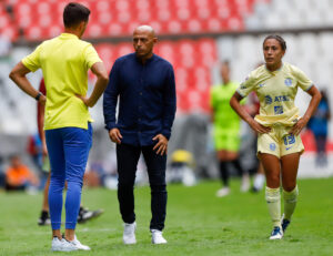 El técnico español del equipo América de México Ángel Villacampa durante un partido celebrado en el estadio Azteca, en la Ciudad de México (México). Imagen de archivo. EFE/Isaac Esquivel