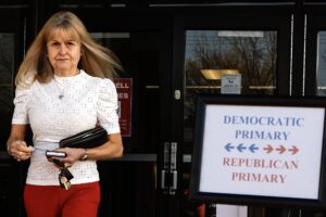 Fotografía de archivo del 5 de marzo de 2025 de una mujer caminando por un puesto de votación en Arlington, Texas (Estados Unidos). EFE/Adam Davis