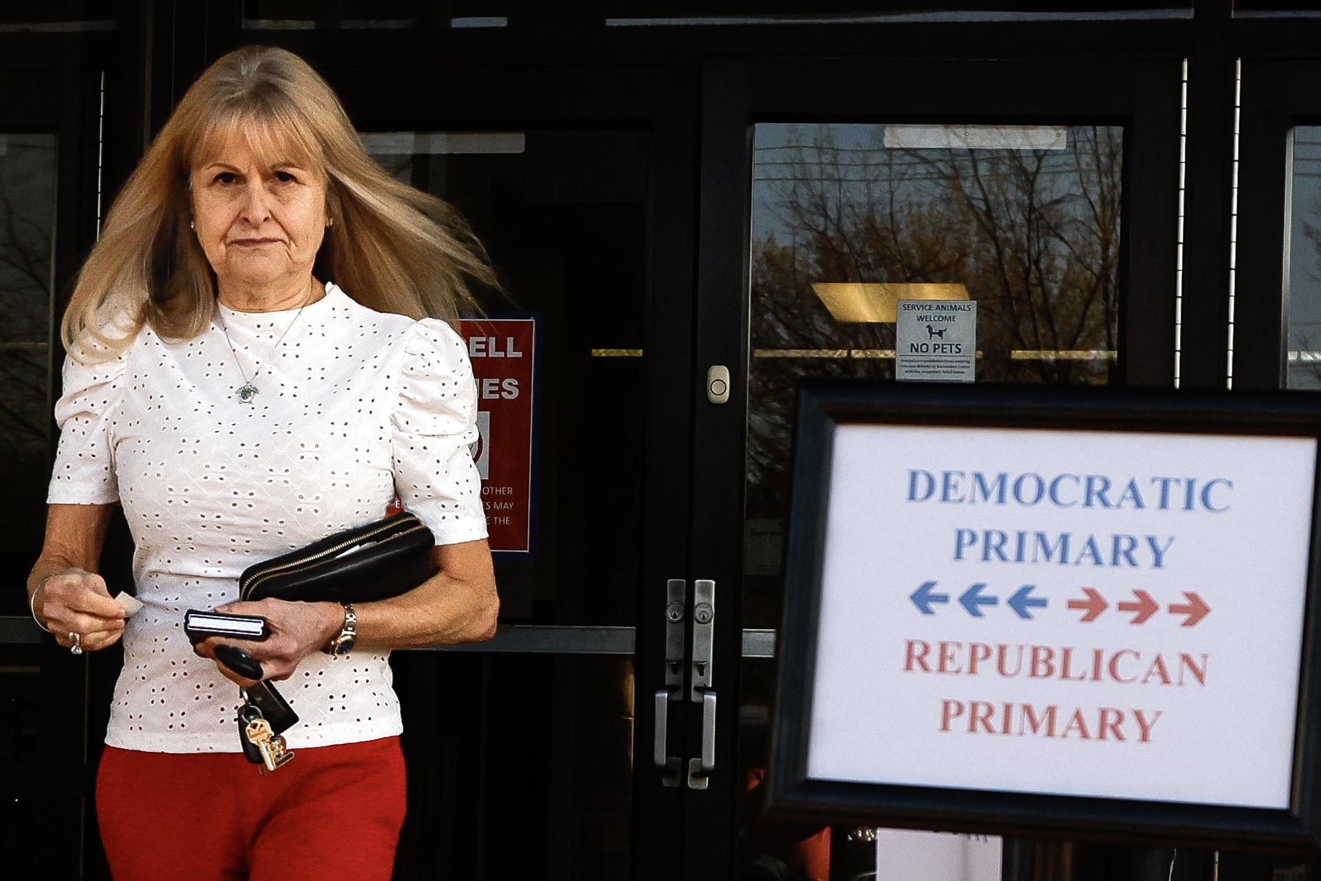 Fotografía de archivo del 5 de marzo de 2025 de una mujer caminando por un puesto de votación en Arlington, Texas (Estados Unidos). EFE/Adam Davis