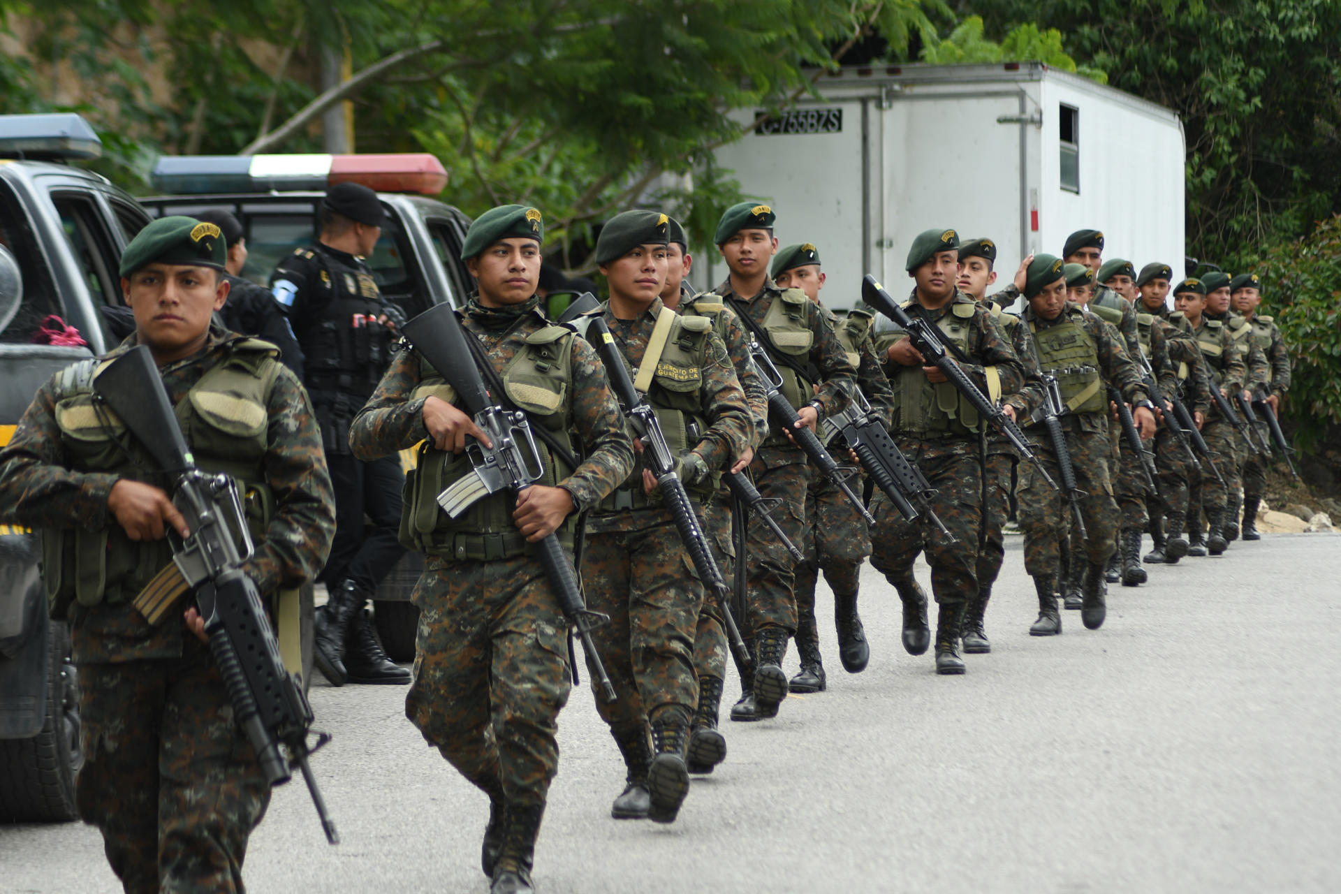 Integrantes de las Fuerzas Armadas de Guatemala custodian los alrededores del Centro de Detención Preventivo de la zona 18 este martes, en Ciudad de Guatemala (Guatemala). EFE/ Alex Cruz