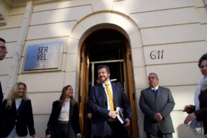 Fotografía cedida por el Partido Nacional Libertario (PNL) de Chile de su líder, Johannes Kaiser (c), asistiendo a la inscripción de su candidatura presidencial en el Servicio Electoral (Servel) este jueves, en Santiago (Chile).  EFE/ Partido Nacional Libertario /SOLO USO EDITORIAL/ NO VENTAS/ SOLO DISPONIBLE PARA ILUSTRAR LA NOTICIA QUE ACOMPAÑA (CRÉDITO OBLIGATORIO)