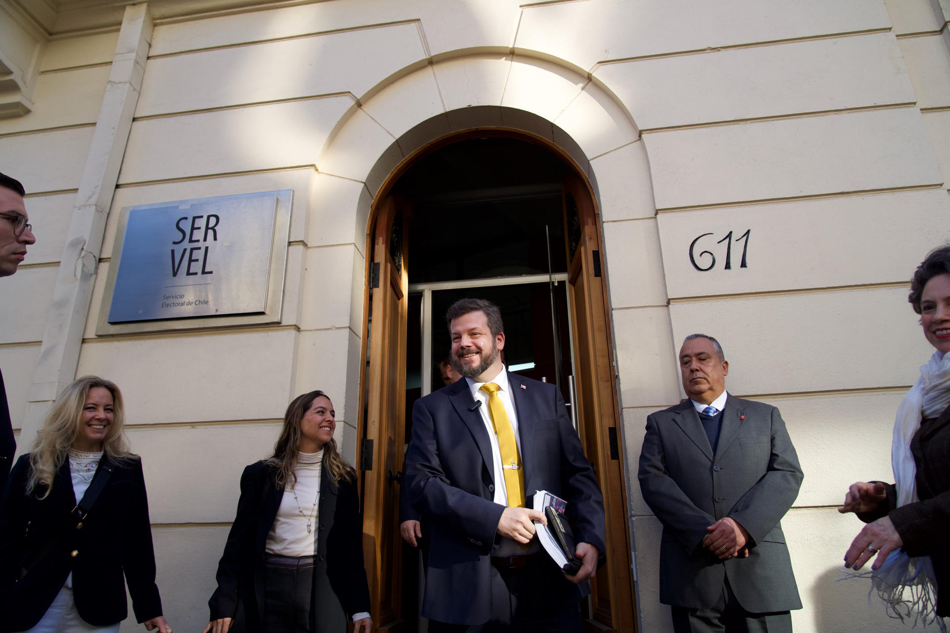 Fotografía cedida por el Partido Nacional Libertario (PNL) de Chile de su líder, Johannes Kaiser (c), asistiendo a la inscripción de su candidatura presidencial en el Servicio Electoral (Servel) este jueves, en Santiago (Chile).  EFE/ Partido Nacional Libertario /SOLO USO EDITORIAL/ NO VENTAS/ SOLO DISPONIBLE PARA ILUSTRAR LA NOTICIA QUE ACOMPAÑA (CRÉDITO OBLIGATORIO)