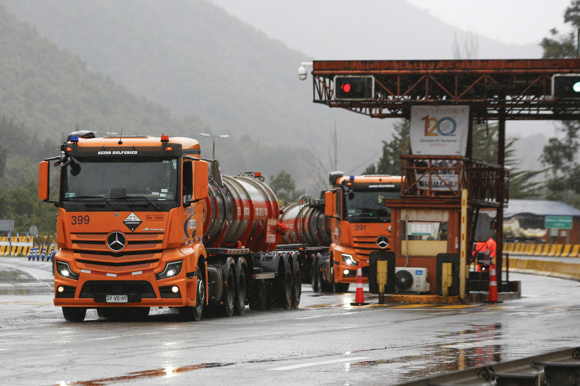Fotografía que muestra el acceso a la mina El Teniente este viernes, en Rancagua (Chile). EFE/ Jorge Bustamante