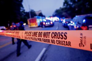 Agentes de policía y personal de emergencias responden a la escena del tiroteo en la Universidad Emory y de los Centros para el Control y la Prevención de Enfermedades (CDC) en Atlanta, Georgia (EE.UU.), . EFE/EPA/ERIK S. LESSER