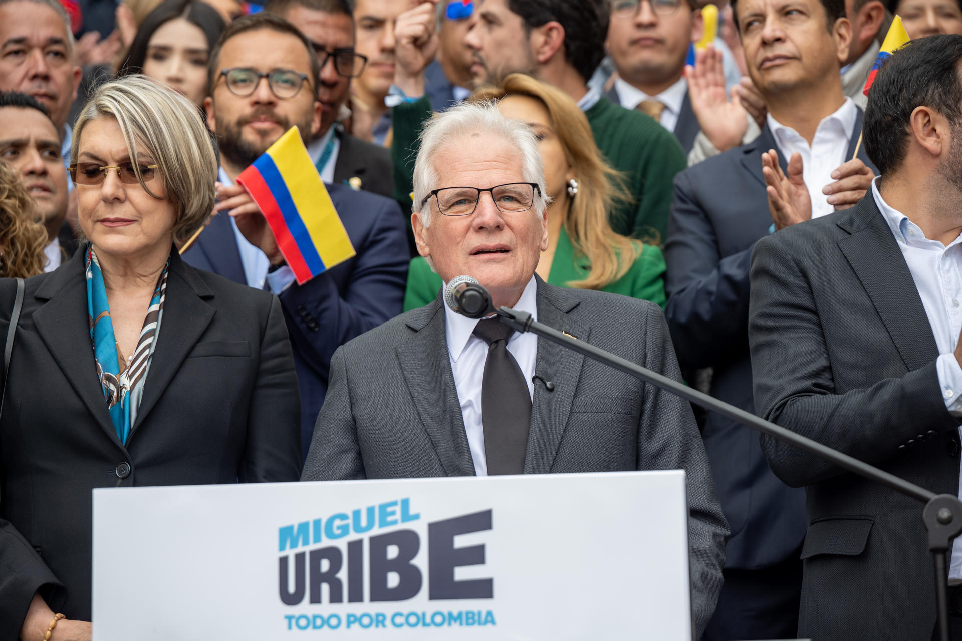 Fotografía cedida por el partido Centro Democrático que muestra a Miguel Uribe Londoño, padre del asesinado senador Miguel Uribe Turbay, durante la presentación de su precandidatura a la presidencia de Colombia este martes, en Bogotá (Colombia). EFE/ Centro Democrático