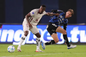 Mateo Carabajal (d) de Independiente disputa el balón con Cristian Penilla de Mushuc este martes en un partido de los octavos de final de la Copa Sudamericana. EFE/José Jácome