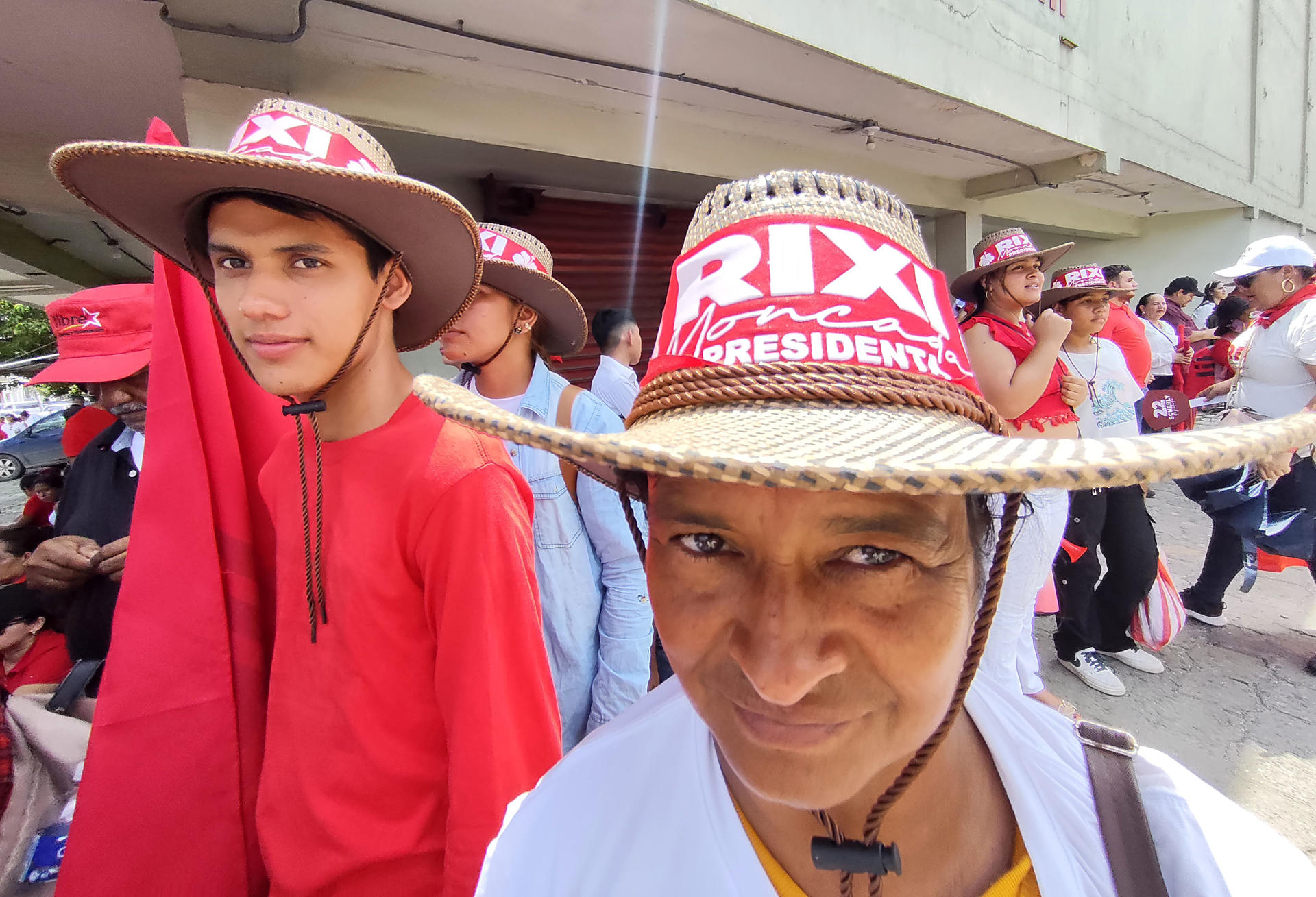 Simpatizantes del Partido Libertad y Refundación (Libre) participan en una manifestación este 30 de agosto de 2025, en San Pedro Sula (Honduras). EFE/ Jose Valle