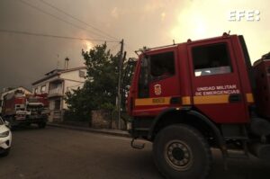 Vehículos de la UME el domingo 10 de agosto en labores de extinción del incendio forestal que afecta al Parque de Las Médulas y que provocó desalojos en los municipios de Médulas y Orellán. EFE/ Ana F Barredo
