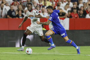 El extremo del Sevilla Dodi Lukébakio (i) ante el defensa del Getafe Rico en el estadio Sánchez Pizjuán de Sevilla. EFE/José Manuel Vidal
