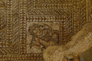 Una parte del mosaico del primer cuarto del siglo III de 27 metros cuadrados, del que se conserva en muy buen estado el 60 por ciento y que ha sido excavado este verano en Écija (Sevilla), da muestra del lujo, la ostentación, la riqueza y el elevado nivel artístico del que disfrutaron las aristocracias locales del imperio Romano.EFE/José Manuel Vidal