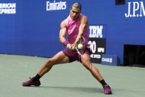 El español Carlos Alcaraz aseguró este viernes que su problema de rodilla "no es nada serio" y que solo notó unas molestias en el partido ganado al italiano Luciano Darderi en la tercera ronda del Abierto de Estados Unidos. EFE/EPA/JOHN G. MABANGLO