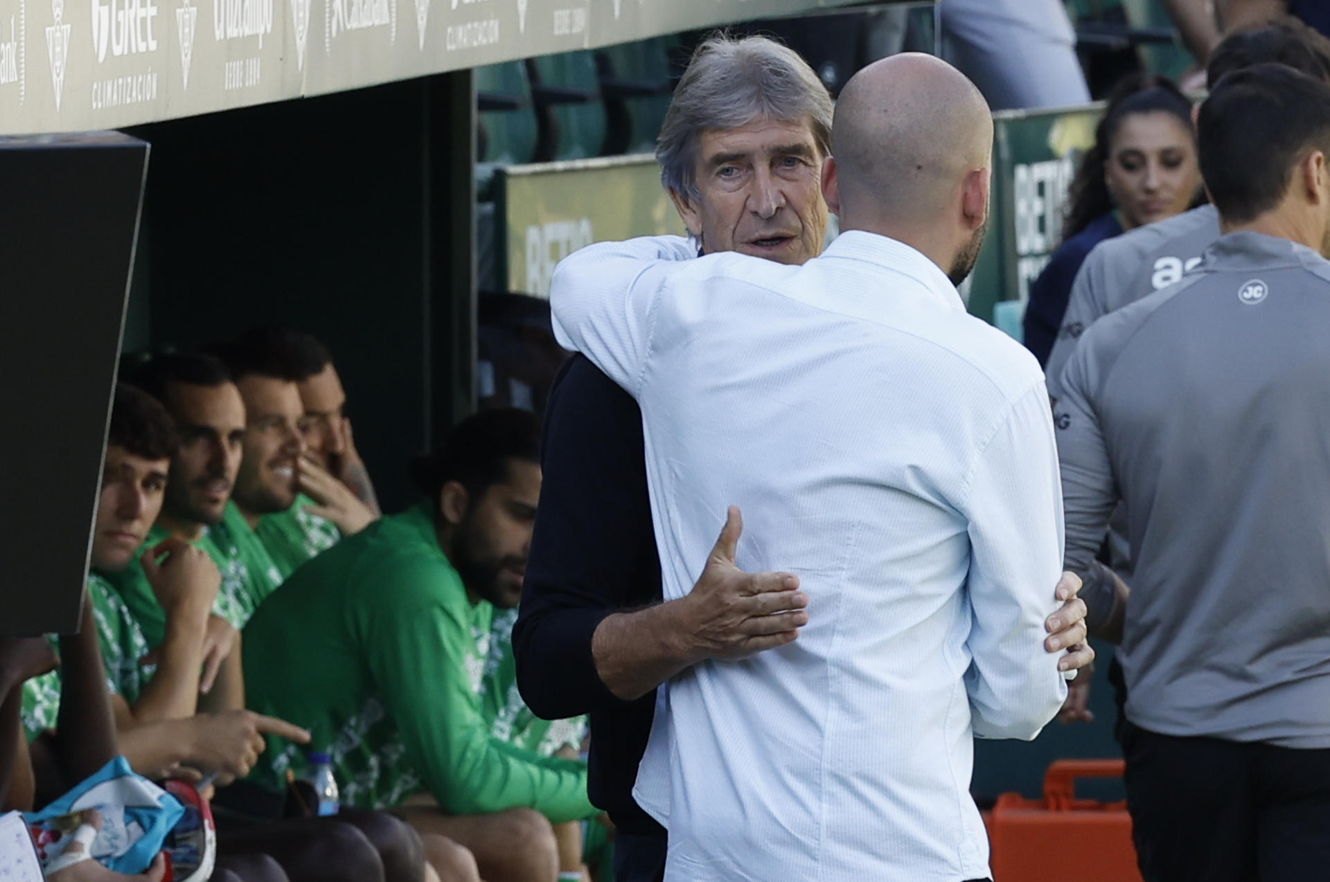 El entrenador del Celta, Claudio Giráldez (d) saluda al Manuel Pellegrini (i) entrenador del Real Betis antes del partido de LaLiga disputado en el Benito Villamarín, el 10 de noviembre de 2024. EFE/ Julio Muñoz