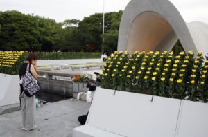 Una mujer reza ante el monumento en memoria de las víctimas de la bomba atómica durante la Ceremonia Conmemorativa de la Paz en el 80.º aniversario del bombardeo atómico de Hiroshima, en el Parque Conmemorativo de la Paz de Hiroshima, Japón, el 6 de agosto de 2025. EFE/EPA/FRANCK ROBICHON
