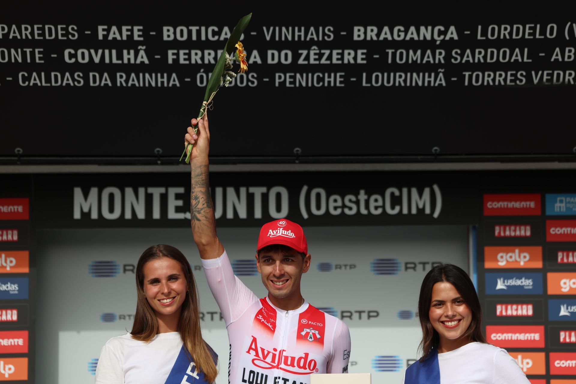 El argentino Germán Tivani celebra la victoria en la penúltima etapa de la Vuelta a Portugal. EFE/EPA/TIAGO PETINGA
