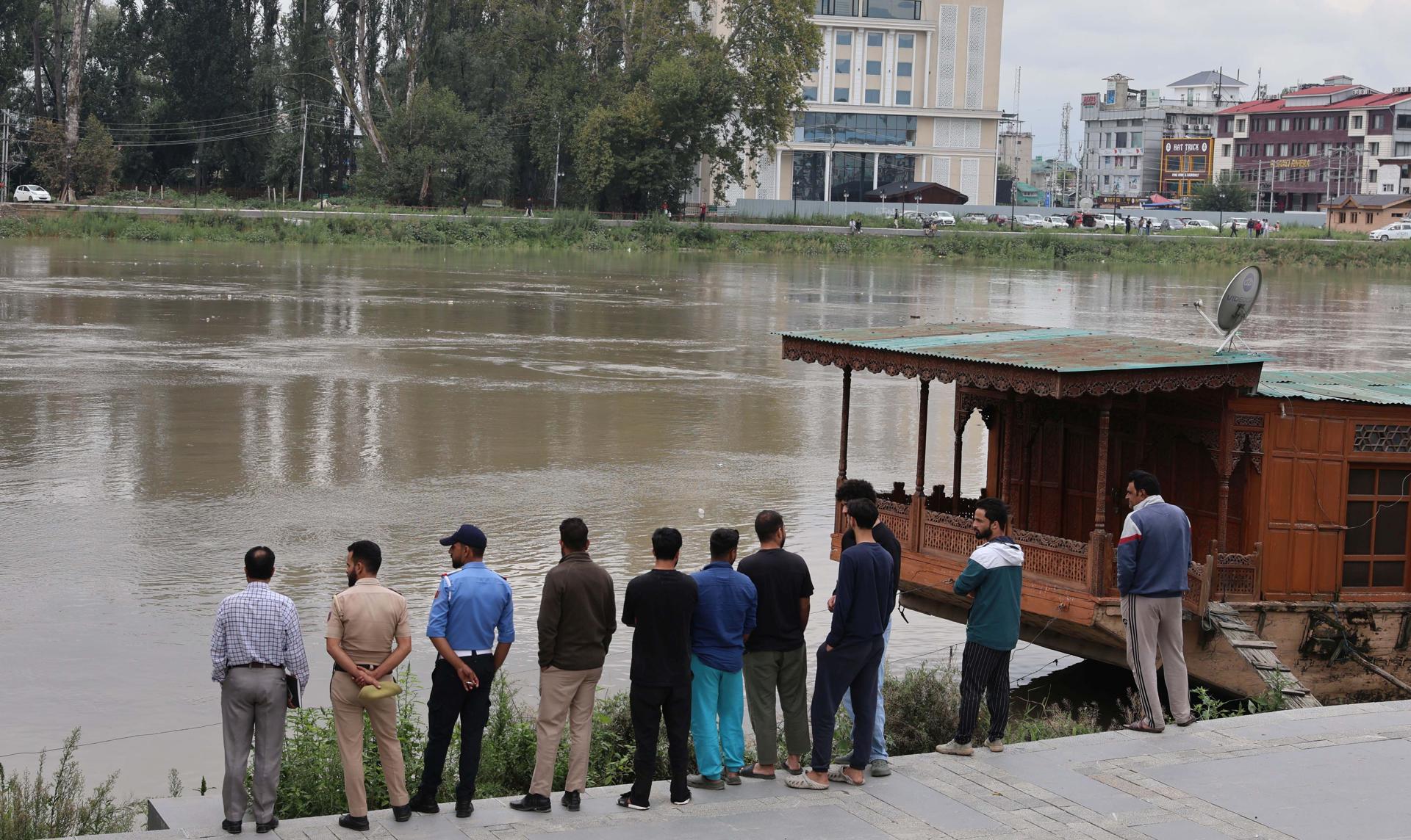 El nivel del río Jhelum crece a su paso por Srinagar, la India. EFE/EPA/FAROOQ KHAN