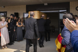 Familiares y amigos despiden el féretro del expresidente de Aragón Javier Lambán, fallecido este pasado viernes. EFE/Toni Galán