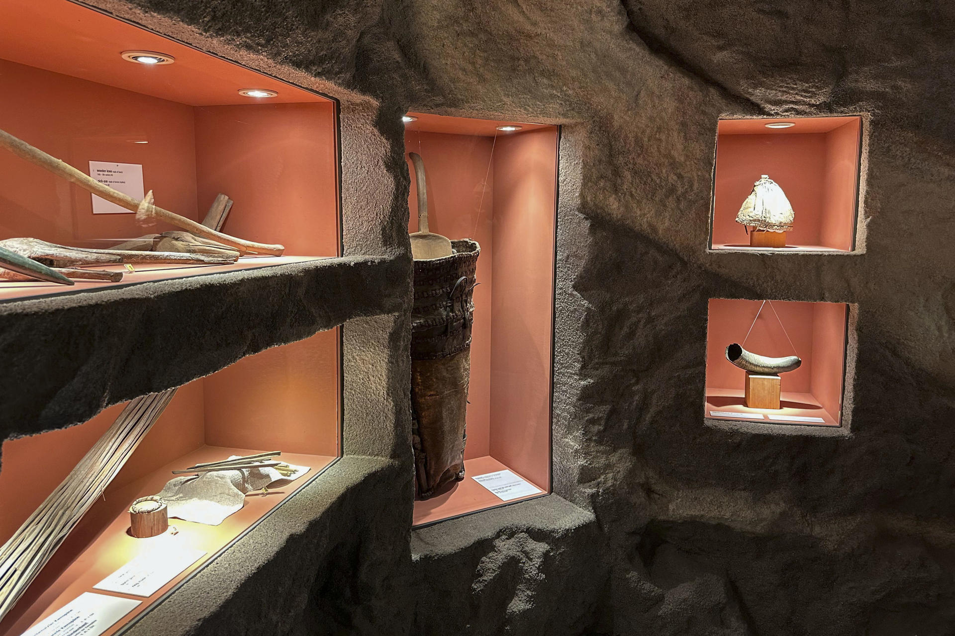 Objetos expuestos en el Museo de Hallstatt, la localidad austríaca donde los más recientes hallazgos arqueológicos demuestran que los primeros humanos se asentaron aquí, atraídos por la presencia de yacimientos de sal, 500 años antes de lo calculado hasta ahora. EFE/ Núria Morchón
